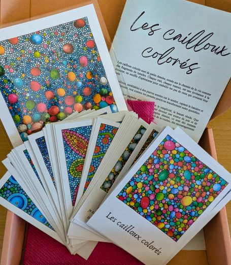 oracle de cartes colorées avec motifs variés et description à côté.